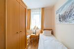 Schlafzimmer mit Kleiderschrank - Hus Inselkieker 221 - Top-Hundeurlaub
