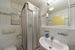 Badezimmer mit Dusche, WC, Waschtisch und Spiegel - Hus Inselkieker 221 - Top-Hundeurlaub