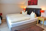 Schlafzimmer mit Doppelbett - Inselstrand 1320 - Top-Hundeurlaub