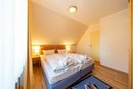 Schlafzimmer mit Doppelbett - Hus Inselkieker 215  - Top-Hundeurlaub