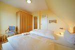 Schlafzimmer mit Doppelbett und Kleiderschrank - Hus Inselkieker 213 - Top-Hundeurlaub