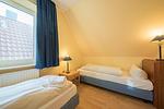 Schlafzimmer mit zwei Einzelbetten - Hus Inselkieker 213 - Top-Hundeurlaub