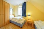 Schlafzimmer mit Kleiderschrank - Hus Inselkieker 213 - Top-Hundeurlaub