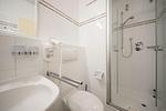 Badezimmer mit Dusche, WC, Waschtisch und Spiegel - Hus Inselkieker 213 - Top-Hundeurlaub