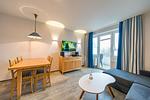 Wohnzimmer mit Esstisch und TV - Hus Inselkieker 218  - Top-Hundeurlaub
