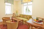 Wohn-Essbereich mit Couch - Villa Aegir 102 - Top-Hundeurlaub