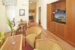 Wohn-Essbereich mit Couch und Flatscreen-TV - Villa Aegir 102 - Top-Hundeurlaub