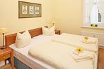 Schlafzimmer mit Doppelbett - Villa Aegir 102 - Top-Hundeurlaub