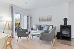 Wohn-Essbereich mit Couch und Kaminofen - Urlauberdorf 42a - Top-Hundeurlaub