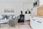 Wohn-Essbereich mit Couch Kaminofen - Urlauberdorf 42a - Top-Hundeurlaub