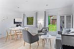 Wohn-Essbereich mit Couch und Flatscreen-TV - Urlauberdorf 42a - Top-Hundeurlaub