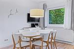 Wohn-Essbereich mit Couch und Flatscreen-TV - Urlauberdorf 42a - Top-Hundeurlaub