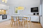 Wohn-Essbereich mit Couch und Flatscreen-TV - Urlauberdorf 42a - Top-Hundeurlaub