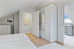 Schlafzimmer mit Doppelbett und Kleiderschrank - Urlauberdorf 42a - Top-Hundeurlaub