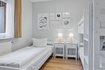 Schlafzimmer mit Einzelbetten und Hochbett - Urlauberdorf 42a - Top-Hundeurlaub