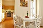 Küchenzeile mit Esstisch und Sitzgelegenheit - Villa Aegir 114 - Top-Hundeurlaub
