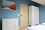 Schlafzimmer mit Doppelbett und Kleiderschrank - Strand-Park 333 - Top-Hundeurlaub