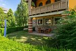 Terrasse mit Gartenmöbeln und Grünfläche - Strand-Park V01 - Top-Hundeurlaub