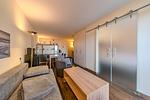 Wohn-Essbereich mit Couch - Resort Deichgraf 27-09 - Top-Hundeurlaub