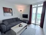 Wohn-Essbereich mit Couch - Resort Deichgraf 31-04 - Top-Hundeurlaub