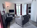 Wohn-Essbereich mit Couch und Flatscreen-TV - Resort Deichgraf 31-04 - Top-Hundeurlaub