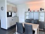 Wohn-Essbereich mit Esstisch, Sitzgelegenheit und Küchenzeile - Resort Deichgraf 31-04 - Top-Hundeurlaub