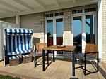 Überdachte Terrasse mit Strandkorb, Sitzgelegenheit und Grünfläche - Resort Deichgraf 31-04 - Top-Hundeurlaub