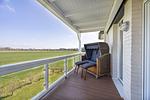 Überdachter Balkon mit Strandkorb - Resort Deichgraf 31-08 - Top-Hundeurlaub