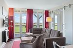 Wohnbereich mit Zugang zum Balkon - Resort Deichgraf 31-08 - Top-Hundeurlaub