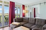 Wohnbereich mit Couch - Resort Deichgraf 31-08 - Top-Hundeurlaub