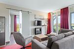 Wohnbereich mit Couch und TV - Resort Deichgraf 31-08 - Top-Hundeurlaub