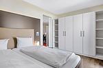 Schlafzimmer mit Kleiderschrank - Resort Deichgraf 31-08 - Top-Hundeurlaub