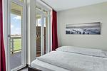 Schlafzimmer mit Zugang zum Balkon - Resort Deichgraf 31-08 - Top-Hundeurlaub