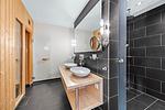Badezimmer mit Dusche und Sauna - Resort Deichgraf 31-08 - Top-Hundeurlaub