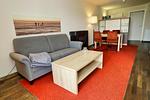 Wohn-Essbereich mit Couch - Resort Deichgraf 31-12 - Top-Hundeurlaub