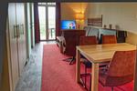 Wohn-Essbereich mit Couch - Resort Deichgraf 31-12 - Top-Hundeurlaub