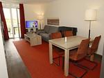 Wohn-Essbereich mit Couch, Esstisch und Kamin - Resort Deichgraf 31-12 - Top-Hundeurlaub