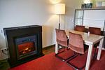 Wohn-Essbereich mit Esstisch und Kamin - Resort Deichgraf 31-12 - Top-Hundeurlaub
