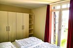 Schlafzimmer mit Doppelbett und Kleiderschrank - Resort Deichgraf 31-12 - Top-Hundeurlaub