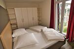 Schlafzimmer mit Doppelbett und Kleiderschrank - Resort Deichgraf 31-12 - Top-Hundeurlaub