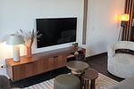 Wohn-Essbereich mit Couch und Flatscreen-TV - Resort Deichgraf 31-18 - Top-Hundeurlaub