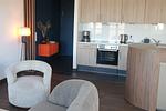 Wohn-Essbereich mit Küchenzeile - Resort Deichgraf 31-18 - Top-Hundeurlaub