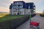 Gebäude und Umgebung mit Bollerwagen - Resort Deichgraf 31-18 - Top-Hundeurlaub
