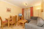 Wohn-Essbereich mit Couch - Apartment-Residenz Ostseestrand 27 - Top-Hundeurlaub