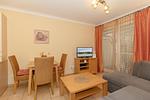 Wohn-Essbereich mit Couch und Esstisch - Apartment-Residenz Ostseestrand 27 - Top-Hundeurlaub