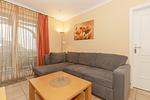 Wohn-Essbereich mit Couch - Apartment-Residenz Ostseestrand 27 - Top-Hundeurlaub