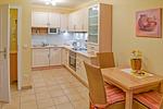 Küchenzeile mit Esstisch und Sitzgelegenheit - Apartment-Residenz Ostseestrand 27 - Top-Hundeurlaub