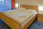 Schlafzimmer mit Doppelbett - Apartment-Residenz Ostseestrand 27 - Top-Hundeurlaub