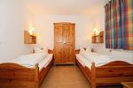Schlafzimmer mit zwei Einzelbetten und Kleiderschrank - Urlauberdorf 55b - Top-Hundeurlaub