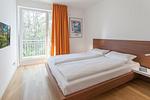 Schlafzimmer mit Doppelbett - DünenResort Binz 127 - Top-Hundeurlaub